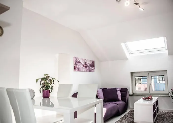 Apartment Pouringraz Fuer Kunst- Und Tennisliebhaber