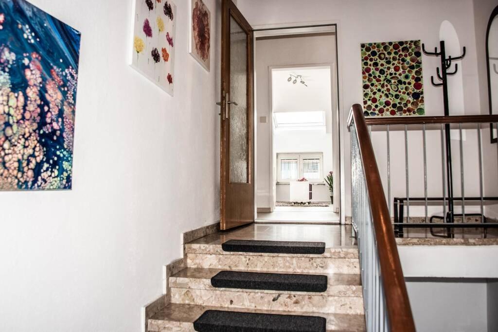 Pouringraz Fuer Kunst- Und Tennisliebhaber Appartement *